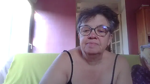 Snapshot of Vandeae44 chatting on March 18, 2025, 7:41 am Vandeae44 online show from March 18, 2025, 7:41 am