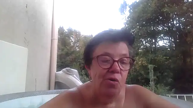 Snapshot of Vandeae44 chatting on June 24, 2026, 7:35 pm Vandeae44 online show from June 24, 2026, 7:35 pm