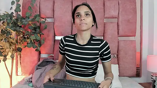 Snapshot of sophie_pariss chatting on July 10, 2026, 2:27 am sophie pariss online show from July 10, 2026, 2:27 am