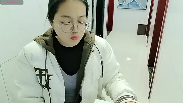 luoxuwen online show from December 5, 2024, 3:04 am