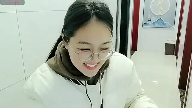 luoxuwen online show from December 9, 2024, 3:07 am