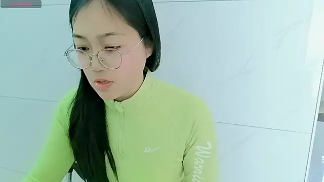 luoxuwen online show from February 28, 2025, 4:32 am