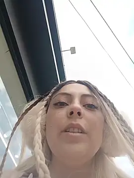 Snapshot of madelaine- chatting on October 21, 2025, 8:09 pm madelaine- online show from October 21, 2025, 8:09 pm