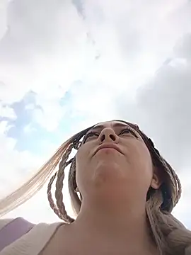 Snapshot of madelaine- chatting on October 22, 2025, 7:46 pm madelaine- online show from October 22, 2025, 7:46 pm