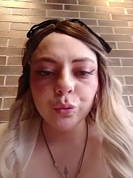 Snapshot of madelaine- chatting on October 29, 2025, 6:53 pm madelaine- online show from October 29, 2025, 6:53 pm