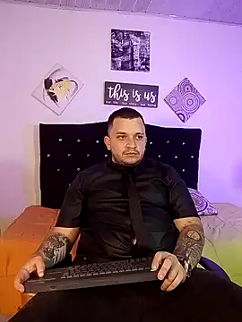 Snapshot of tony_landri chatting on September 25, 2025, 4:27 am tony landri online show from September 25, 2025, 4:27 am