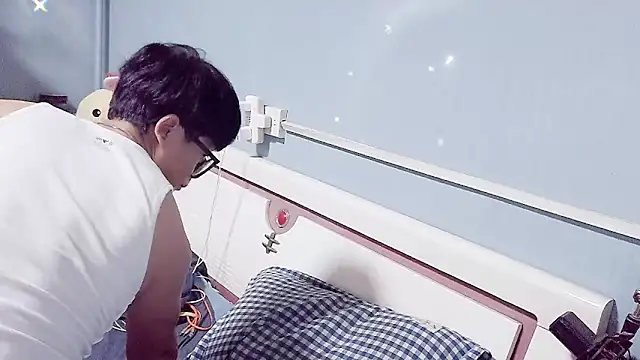 handsome1069 online show from October 18, 2025, 11:33 am