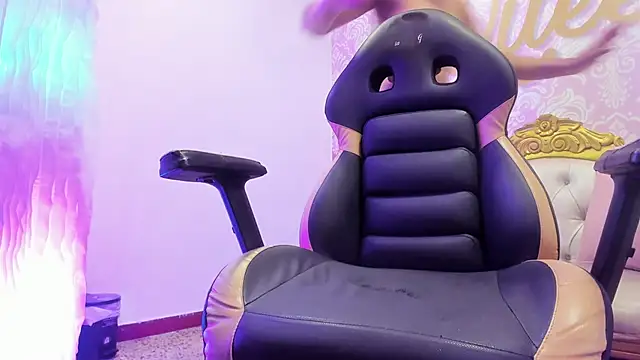 Snapshot of cute_mia23 chatting on February 15, 2025, 10:42 pm cute mia23 online show from February 15, 2025, 10:42 pm