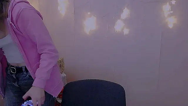 Snapshot of Sweet_Doll_Luna chatting on December 18, 2024, 2:17 pm Sweet Doll Luna online show from December 18, 2024, 2:17 pm