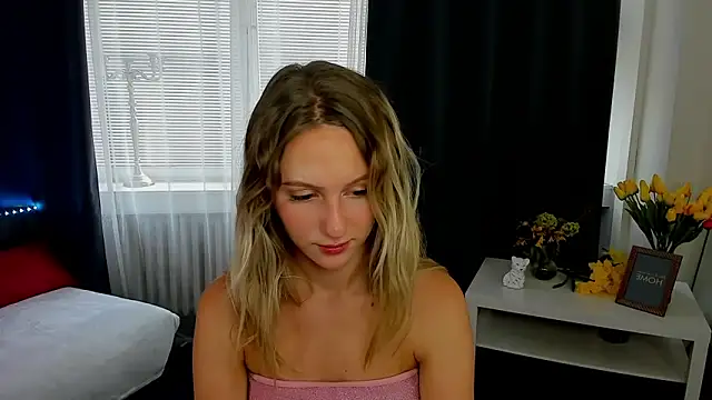 Lia Bloom  online show from September 10, 2025, 10:48 am