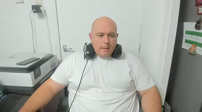 Snapshot of BigromeoXX chatting on December 10, 2024, 7:11 pm BigromeoXX online show from December 10, 2024, 7:11 pm