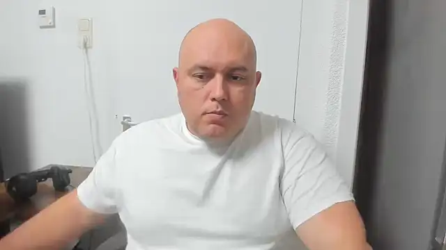 Snapshot of BigromeoXX chatting on December 30, 2024, 7:11 pm BigromeoXX online show from December 30, 2024, 7:11 pm