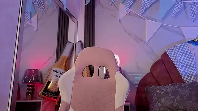 Snapshot of Layla_Cullen chatting on September 29, 2025, 8:57 pm Layla Cullen online show from September 29, 2025, 8:57 pm