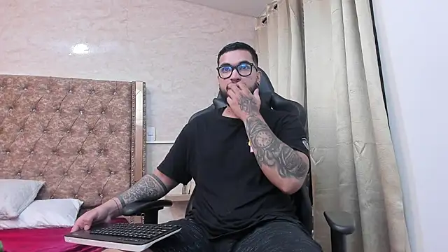 Chrys Harris01 online show from December 17, 2024, 1:38 pm