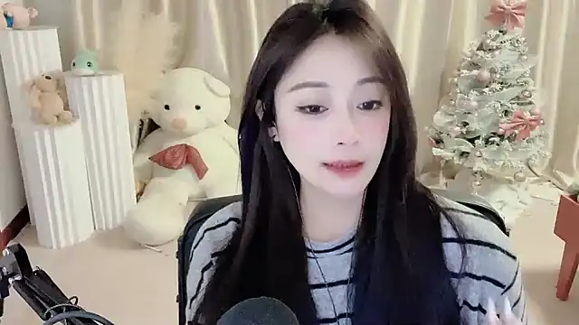 Daisy-77 online show from December 18, 2024, 6:57 pm