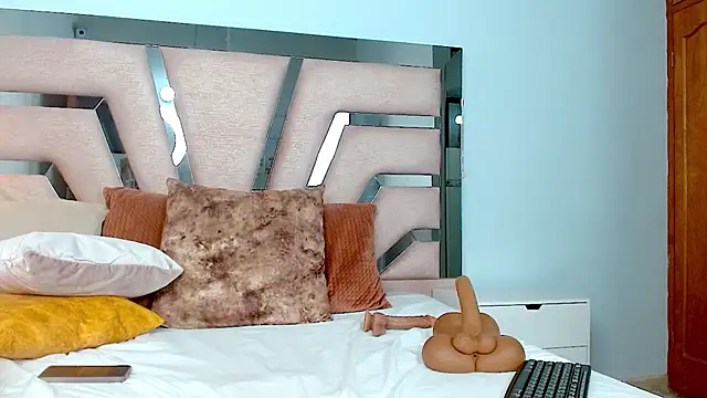 cintia hills online show from January 9, 2025, 10:20 am