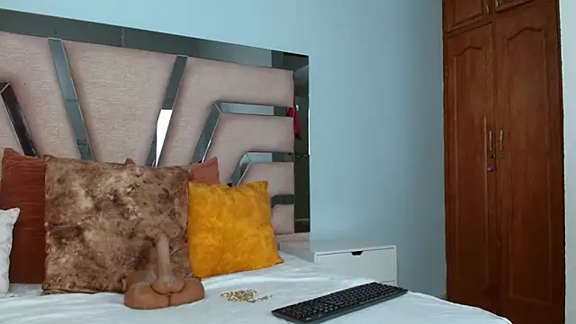 cintia hills online show from February 11, 2025, 3:50 am