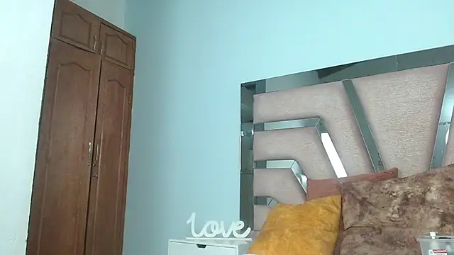 cintia hills online show from March 21, 2025, 10:50 am