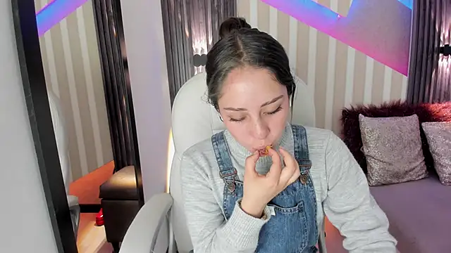 emily layton online show from September 23, 2025, 2:31 pm