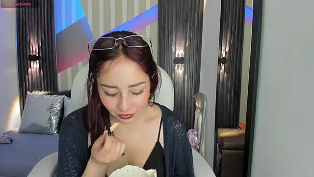 emily layton online show from November 30, 2025, 4:44 pm