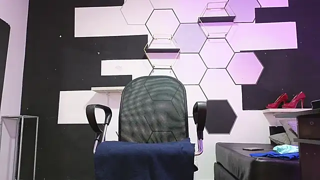 alondrabigtits online show from October 15, 2025, 12:16 pm