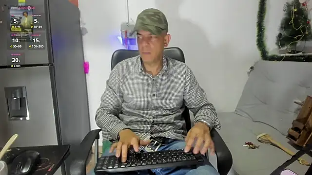 latinmartin73 online show from December 13, 2024, 3:05 am