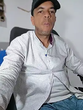 latinmartin73 online show from April 29, 2026, 1:43 am