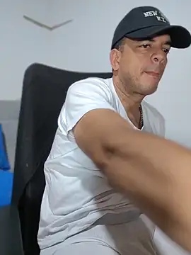 latinmartin73 online show from April 30, 2026, 12:39 am