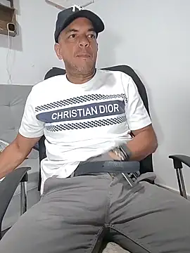 latinmartin73 online show from May 4, 2026, 1:34 am