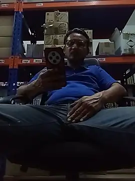 Andresguz35 online show from October 30, 2025, 10:32 pm