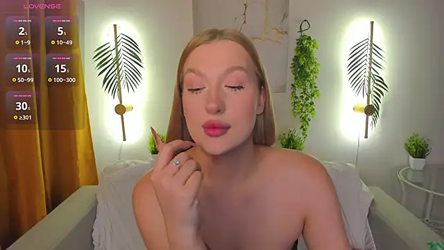 Emma  Leee online show from November 4, 2025, 12:43 am