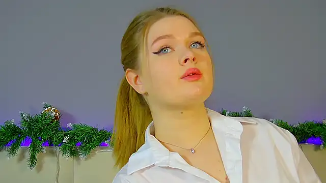 CrystalLyons online show from December 22, 2024, 12:16 pm