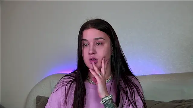 Snapshot of ChristinaMilton chatting on October 21, 2025, 6:19 pm ChristinaMilton online show from October 21, 2025, 6:19 pm