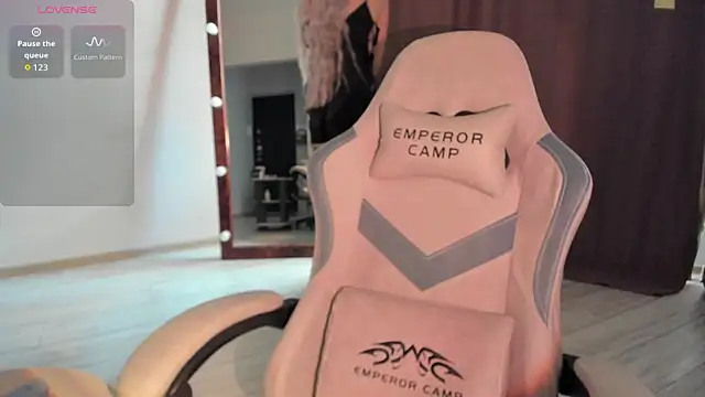 Lana Younes online show from November 24, 2025, 10:48 am