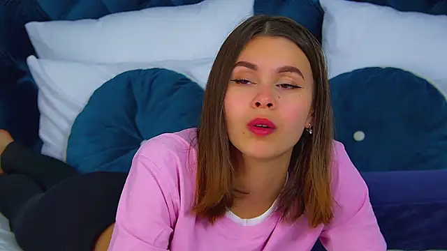 Snapshot of PollyLanders chatting on September 15, 2025, 6:19 pm PollyLanders online show from September 15, 2025, 6:19 pm