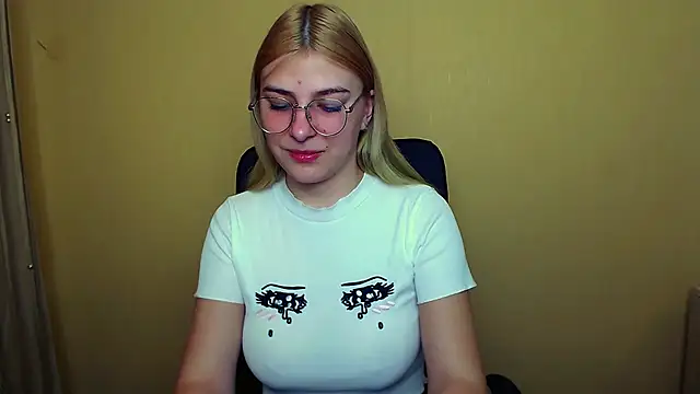 Snapshot of Luna_Lush_ chatting on January 10, 2025, 8:18 am Luna Lush  online show from January 10, 2025, 8:18 am