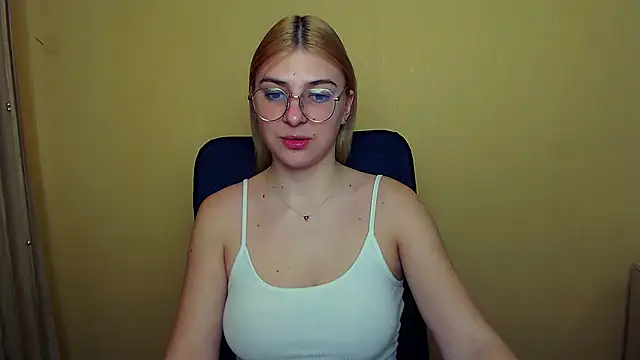 Snapshot of Luna_Lush_ chatting on January 14, 2025, 8:20 am Luna Lush  online show from January 14, 2025, 8:20 am