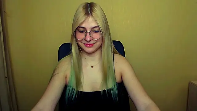 Snapshot of Luna_Lush_ chatting on February 4, 2025, 8:24 am Luna Lush  online show from February 4, 2025, 8:24 am