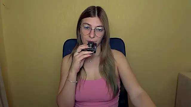 Snapshot of Luna_Lush_ chatting on September 29, 2025, 8:30 am Luna Lush  online show from September 29, 2025, 8:30 am