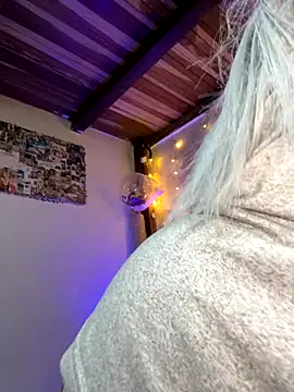 SophiaWeestt99 online show from November 9, 2025, 2:32 am