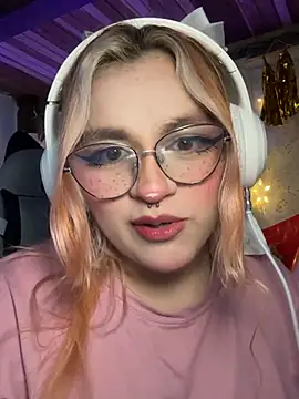SophiaWeestt99 online show from May 6, 2026, 3:46 am