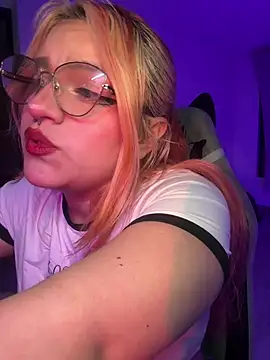 SophiaWeestt99 online show from June 22, 2026, 1:07 am