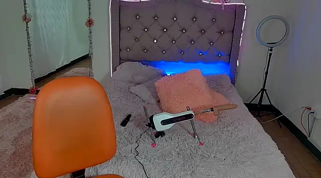 Anniecutte  online show from December 4, 2024, 6:28 pm