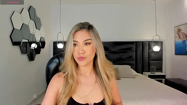 RebeccaHudson online show from June 15, 2026, 6:32 pm