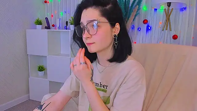 Snapshot of Luna-Moon chatting on December 11, 2024, 2:33 pm Luna-Moon online show from December 11, 2024, 2:33 pm