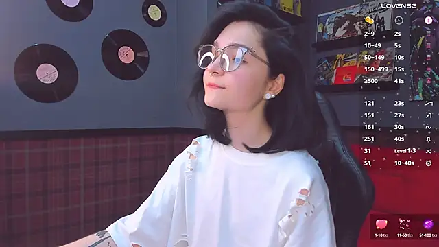 Snapshot of Luna-Moon chatting on February 4, 2025, 1:59 pm Luna-Moon online show from February 4, 2025, 1:59 pm