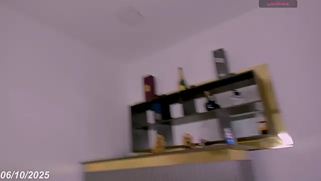 Keila Mendoza online show from October 6, 2025, 9:56 pm