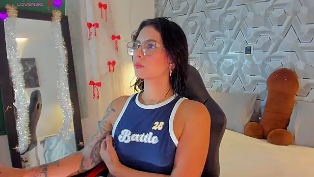 Snapshot of Sophiee_Hill chatting on April 9, 2026, 7:03 am Sophiee Hill online show from April 9, 2026, 7:03 am
