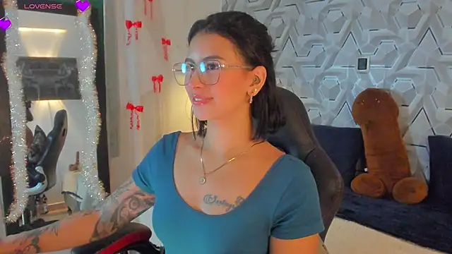 Snapshot of Sophiee_Hill chatting on April 21, 2026, 8:42 am Sophiee Hill online show from April 21, 2026, 8:42 am