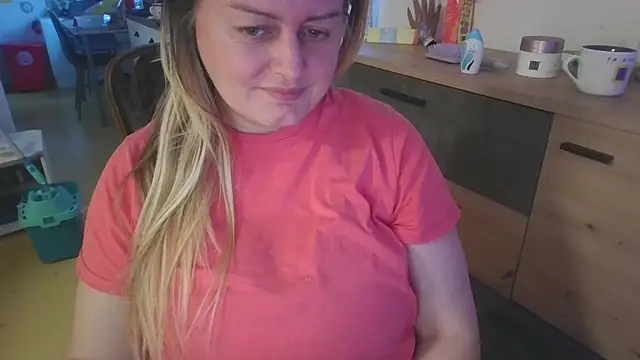 Snapshot of Meliss_Official9 chatting on April 21, 2026, 5:39 pm Meliss Official9 online show from April 21, 2026, 5:39 pm